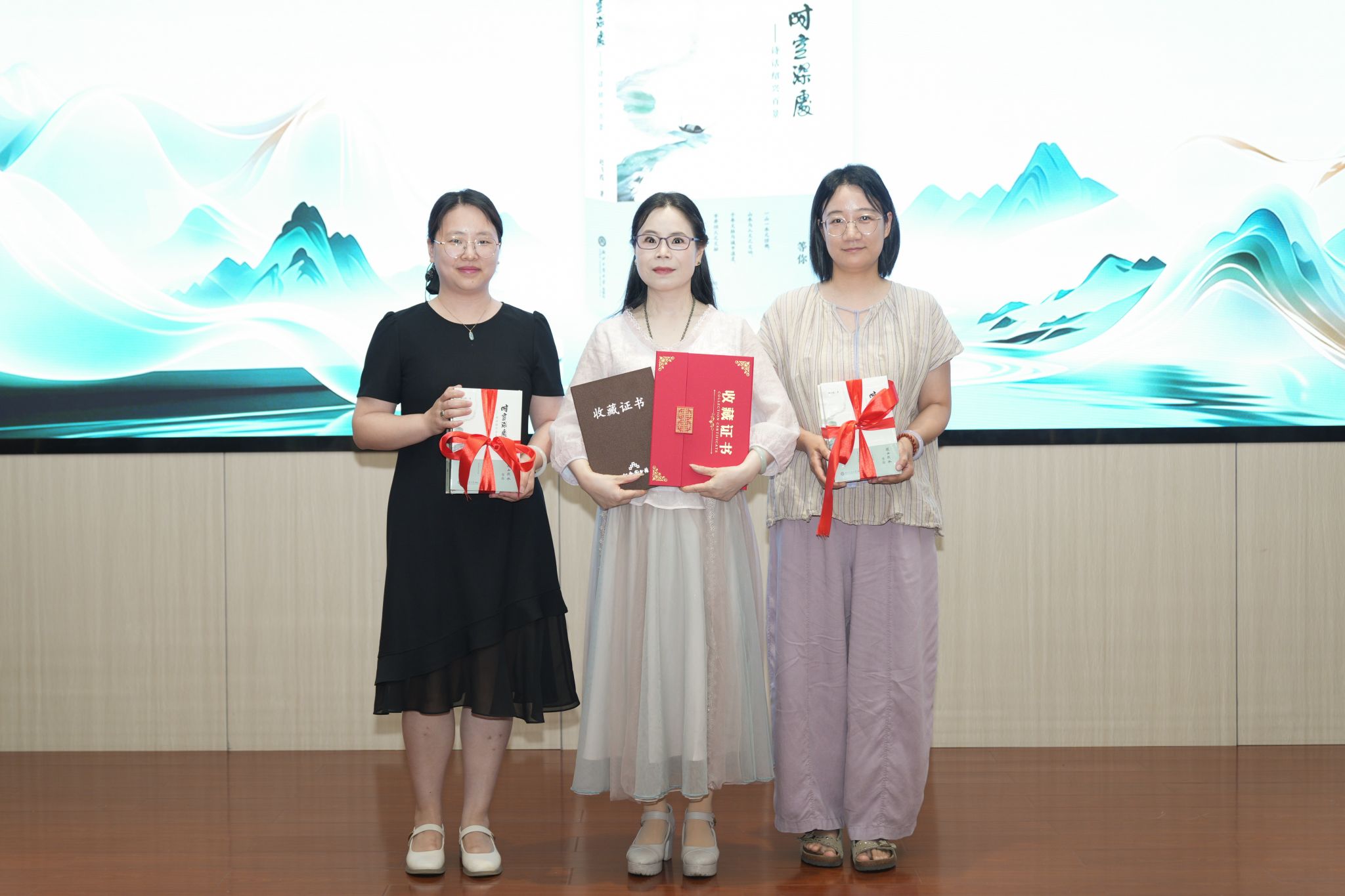 中国新闻网7月7日：浙江绍兴以文润城《时空深处——诗话绍兴百景》新书发布